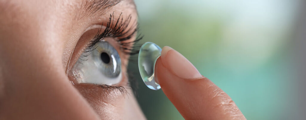 A Guide to Wearing Contact Lenses This Winter