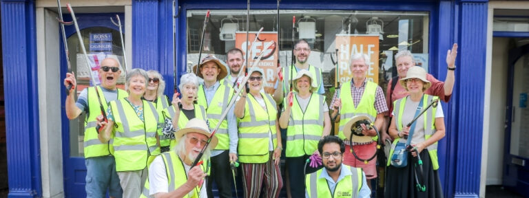 Community kindness initiative treats Banbury’s litter pickers to a well-earned thank you image